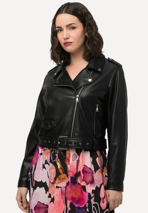 Veste de moto en cuir synthétique noir avec des zips argentés, des boutons-pression et une taille ceinturée. Présente un design de col classique et des poches avant.