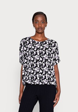 Blusa preta de flores com mangas curtas, apresentando flores brancas e lavanda, corte solto, decote redondo e textura de tecido macio.