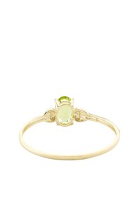 Goldring mit einem ovalen, hellgrünen Edelstein, der in einer aufwendigen Fassung sitzt, flankiert von zwei kleineren grünen Akzenten auf beiden Seiten.