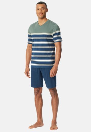 Gestreiftes V-Ausschnitt-T-Shirt in Blaugrün und Marine mit weißen Streifen, kombiniert mit marinefarbenen Shorts. Baumwollstoff, lockere Passform, kurze Ärmel.