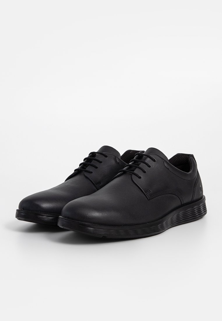 Ein Paar schwarze Leder-Schnürschuhe für Herren mit gepolsterten Sohlen, auf einem weißen Hintergrund präsentiert.