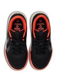 Schwarze Sportschuhe mit einem Obermaterial aus Mesh, orangefarbenen Akzenten, strukturiertem Sohlenprofil und schwarzen Schnürsenkeln. Mit einem Logo auf der Zunge und seitlichen Streifen.