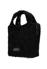 Černá kabelka z huňatého materiálu s texturou, vybavená dvěma krátkými rukojetmi a lesklou černou logo nášivkou na přední straně.