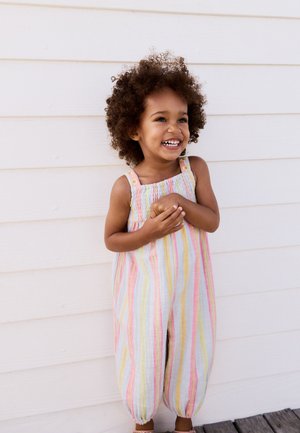 Gestreifter Jumpsuit in Pastellrosa, Gelb und Weiß; mit gerafftem Oberteil, Knopfakzenten an den Trägern und schmal zulaufenden Beinen.