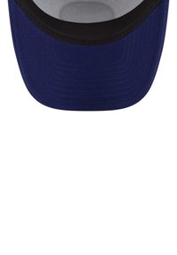 Marineblaue Baseballmütze mit schwarzem Schirm; aus einem Stoff mit einem Netz-Innenfutter hergestellt, mit einem strukturierten Kopfteil und gebogenem Schirm.