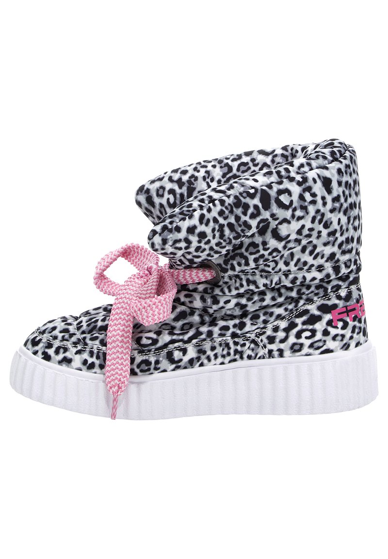 Botte en fausse fourrure imprimé léopard avec un revers replié, lacets tissés roses et semelle blanche côtelée. Présente un détail de logo sur le côté en rose.