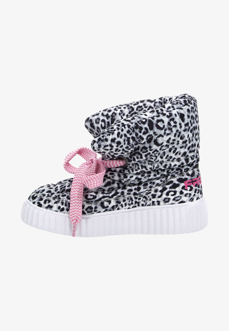 Botas de piel sintética con estampado de leopardo y un puño doblado, cordones trenzados rosas y suela blanca acanalada. Cuenta con un detalle del logo en el costado en rosa.