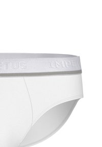 Weiße Baumwollunterhose mit glatter Textur, einem weichen elastischen Taillenbund mit dem eingeprägten Schriftzug "IMPETUS" in Silber und einem klassischen Schnitt.