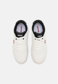Levi's® DRIVE - Matalavartiset tennarit - regular white