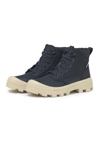 Stivali alti impermeabili navy con tomaia in tessuto testurizzato e suola in gomma beige chunky. Presentano occhiali metallici e punta rinforzata.