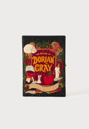 Capa de livro com tecido preto adornado com elementos bordados coloridos. Título em amarelo bold, cercado por rosas vermelhas, um crânio e acentos decorativos.