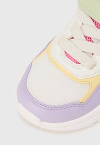 Αθλητικό παπούτσι με άνω μέρος από πλέγμα σε αποχρώσεις λεβάντας, κίτρινου και ροζ. Μαλακά λευκά κορδόνια και λαστιχένια σόλα συμπληρώνουν το πολύχρωμο σχέδιο.