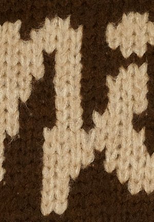Strikstof med et farveskema i creme og mørkebrun, der har et tekstureret mønster af sammenflettede former. Synlige garnsting og fibre.