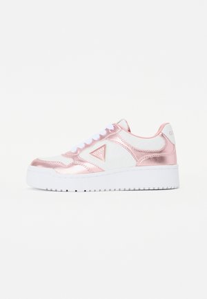 Sneaker atletica metallizzata rosa con accentuazioni bianche, lacci piatti, tomaia sintetica, suola bianca spessa e dettaglio del logo sul lato.