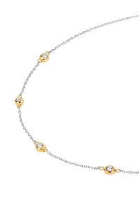 Collar de cadena de plata con acentos dorados y cuatro eslabones circulares, cada uno con un pequeño diamante redondo. Diseño delicado y pulido.