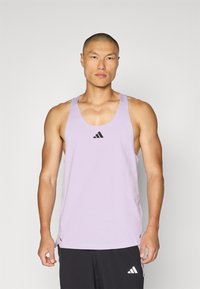 Svijetloplava bezramena majica od mekog materijala, s okruglim izrezom i crnim adidas logotipom na prsima.