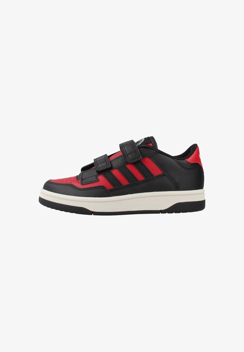 Baskets basses avec tige en cuir noir et rouge, trois bandes noires, deux sangles en velcro noires et semelle en caoutchouc blanche.