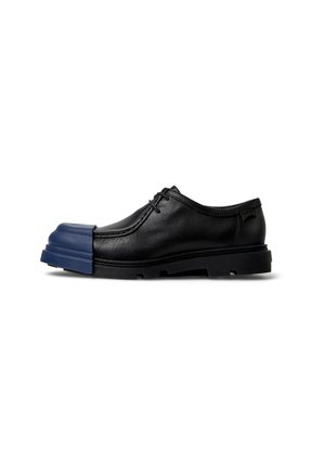 Scarpa in pelle nera con punta in gomma blu, design con lacci, suola robusta e forma angolare, caratterizzata da una texture liscia e accenti minimi.