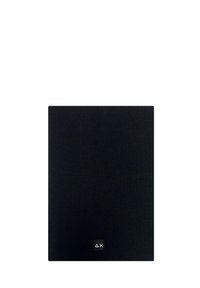 Sciarpa nera lavorata a maglia con una texture liscia e forma rettangolare. Presenta un piccolo etichetta nera con un logo bianco nell'angolo inferiore.