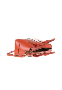 Borsa in pelle arancione con cerniera parzialmente aperta, manici superiori e lunga tracolla su uno sfondo bianco.