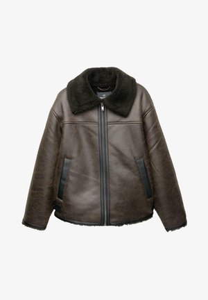 Bruine leren jas met een nepbontkraag, ritsafsluiting en zijzakken. Beschikt over matte zwarte accenten en een gestructureerde afwerking.