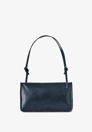 Sac à main en cuir bleu marine avec une texture lisse, de forme rectangulaire et une seule sangle nouée. Design minimaliste sans quincaillerie évidente.