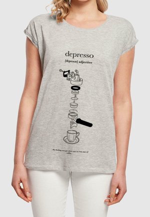 Szary bawełniany t-shirt z czarną graficzną ilustracją sprzętu do parzenia kawy i napisem, z podwiniętymi rękawami i luźnym fasonem.