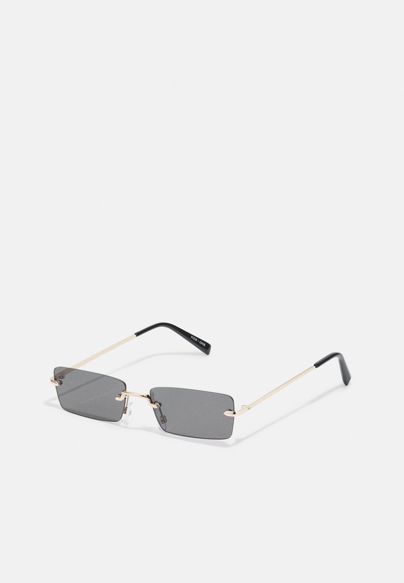 Ochelari de soare rectangulari cu lentile gri închis, cadru din metal aurit și brațe din plastic negru cu vârfuri curbate. Include tampoane pentru nas din silicon transparent.