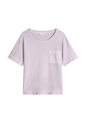Jasnofioletowa koszulka z krótkim rękawem, okrągłym dekoltem i małą kieszonką na piersi po lewej stronie, na białym tle.