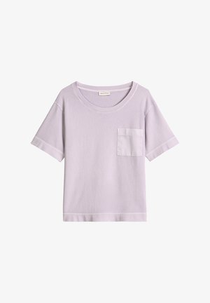 Hellviolettes T-Shirt mit kurzen Ärmeln, Rundhalsausschnitt und einer kleinen Brusttasche auf der linken Seite, dargestellt auf weißem Hintergrund.