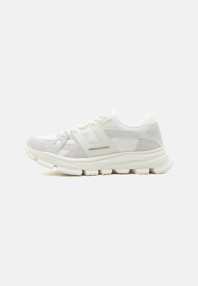 Λευκό sneaker χαμηλού πάτου με υφή στη σόλα, λεπτομέρειες από δίχτυ και σουέντ, κλείσιμο με κορδόνια και το λογότυπο «Armani Exchange» στο πλάι.