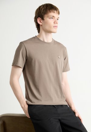 Calvin Klein Jeans EMBRO BADGE - Camiseta básica - brown