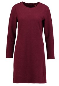 Burgundská dlouhá šaty s dlouhým rukávem vyrobené z texturované látky, s kulatým výstřihem a diskrétním postranním zipem pro zapínání.