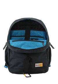 Mochila negra con un interior azul que presenta patrones topográficos, compartimentos con cremallera y un parche de logo prominente. Incluye correas ajustables.