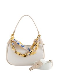 Beige texturovaná kabelka se zlatým řetízkovým držadlem, omotaným žluto-modrým květinovým šátkem, a odnímatelným širokým bílým ramenním popruhem.