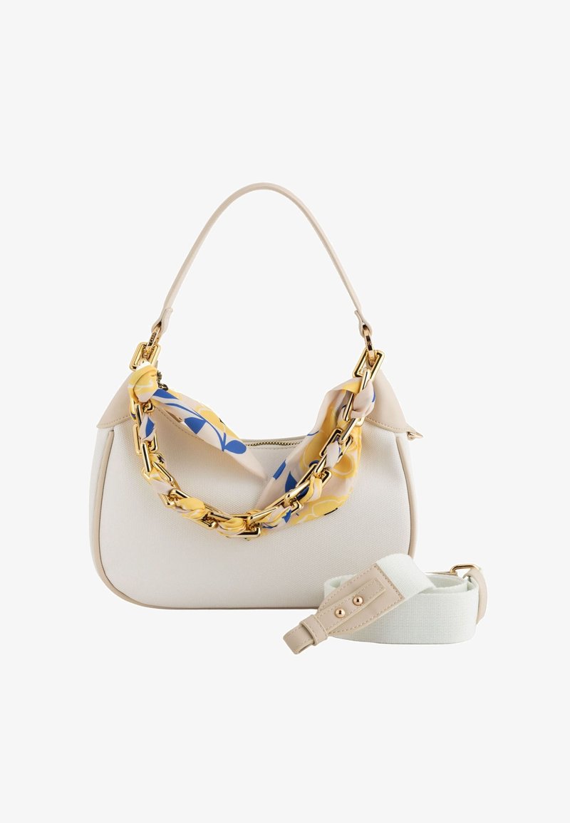 Beige texturovaná kabelka se zlatým řetízkovým držadlem, omotaným žluto-modrým květinovým šátkem, a odnímatelným širokým bílým ramenním popruhem.