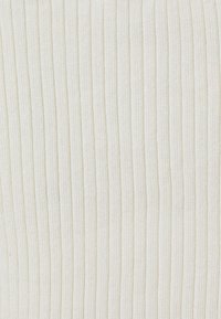 Witte stof met subtiele verticale strepen. De textuur lijkt zacht en enigszins gestructureerd, geschikt voor kleding of woningtextiel.