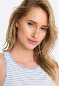 Blau-weiß gestreipes Tanktop mit rundem Ausschnitt und dünnen Trägern, das eine glatte Textur und eine figurbetonte Passform aufweist.