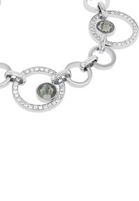 Collar de cadena de plata con eslabones circulares, cristales transparentes y piedras facetadas grises. Textura metálica suave con acabado pulido.
