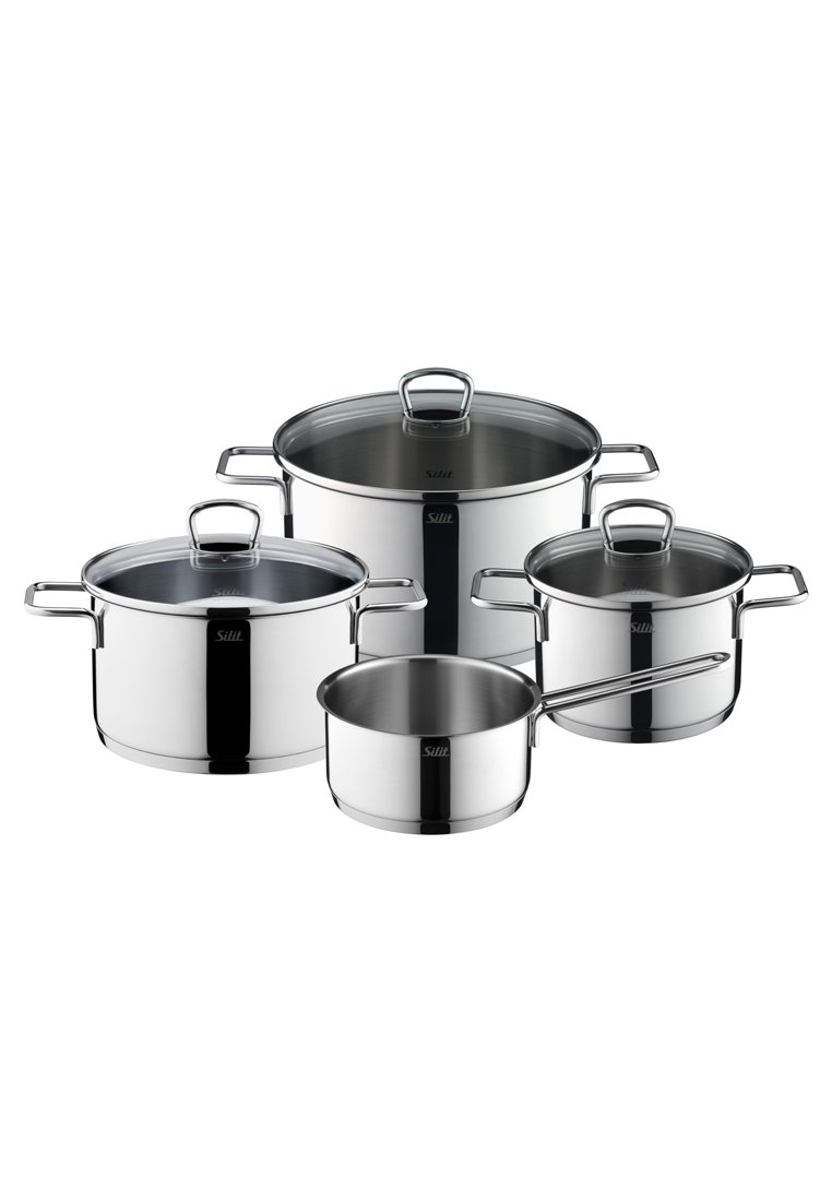 Cztery stalowe garnki do gotowania ze szklanymi pokrywkami, o różnorodnych rozmiarach, z gładkimi, błyszczącymi powierzchniami i ergonomicznymi uchwytami.