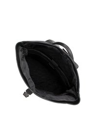 Borsa nera con un design strutturato, esterno liscio e fodera in tessuto. Contiene più scomparti interni e una chiusura con zip singola.