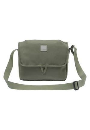 Sac messager vert fabriqué à partir d'un tissu durable. Il dispose d'une fermeture à rabat, d'une bandoulière réglable et d'un petit patch avant pour le branding.
