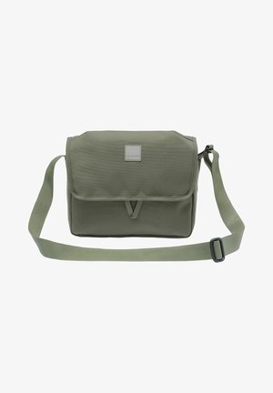 Borsa a tracolla verde realizzata in tessuto resistente. Presenta una chiusura a patta, una tracolla regolabile e una piccola toppa anteriore per il branding.