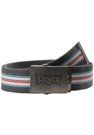 Ceinture en tissu gris avec des rayures blanches, bleues et rouges, équipée d'une boucle rectangulaire en métal gravée du logo "Levi's".