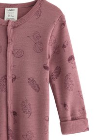 Rosa Merinowoll-Body mit Rundhalsausschnitt und Druckknöpfen, versehen mit Blätter- und Pilzmuster in dunkleren Farbtönen. Lange Ärmel mit Bündchen.