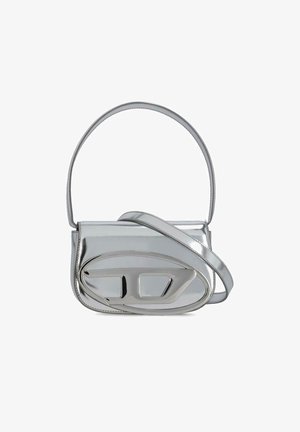 Srebrna kovinska torbica čez ramo z elegantno pravokotno obliko, ponosno prikazano reliefno logotipom in tankim naramnim trakom.