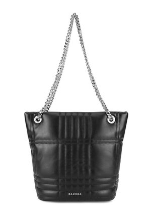 Bolso de cuero negro acolchado con correas de cadena plateada y logotipo "BADURA" en el centro frontal.