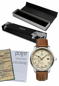 Zeppelin-Uhr mit einem Gehäuse aus silbernem Edelstahl, cremefarbenem Ziffernblatt, braunem Lederarmband, 2 Hilfszifferblättern und Datumsanzeige, präsentiert in einer schwarzen Box.