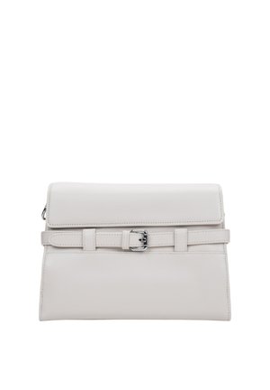Weiße Leder-Clutch mit einer vorderen Klappe und dekorativem Gürtel mit silberner Schnalle.