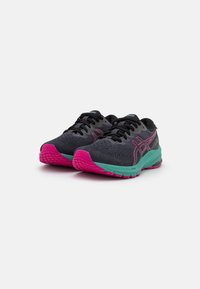 Baskets de sport noires avec une tige texturée, ornées d'accents rose et turquoise sur la semelle et sur le côté, conçues pour la course ou l'entraînement.